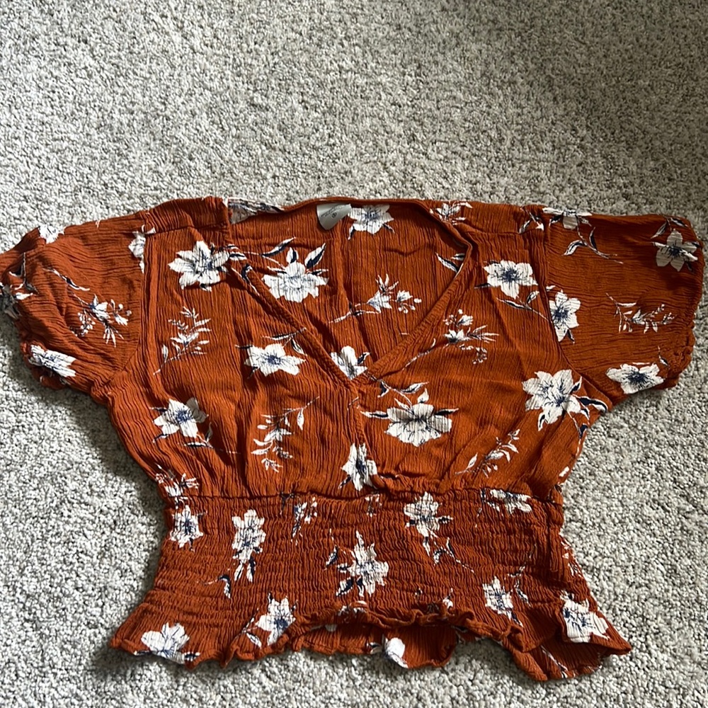 Sale 5 for $20. Cute floral crop top